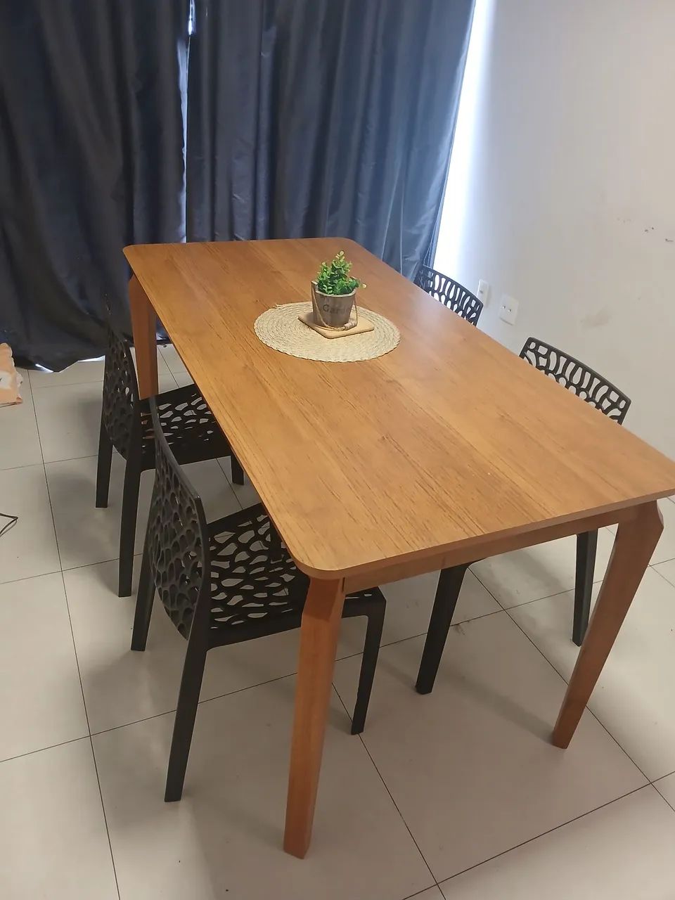 Mesa com 4 cadeiras 