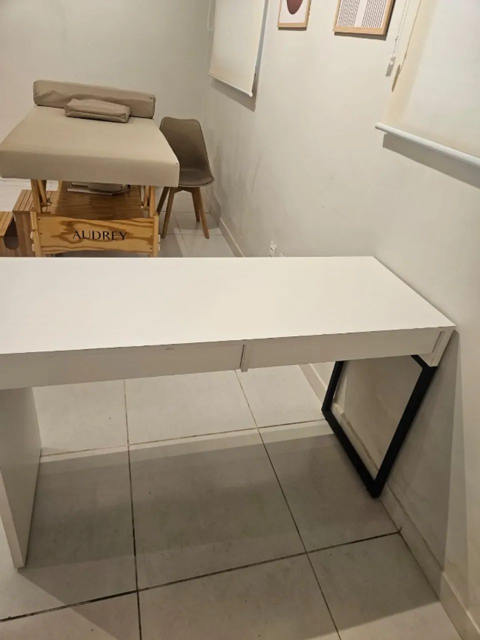 Mesa branca em MDF, base de ferro. 
