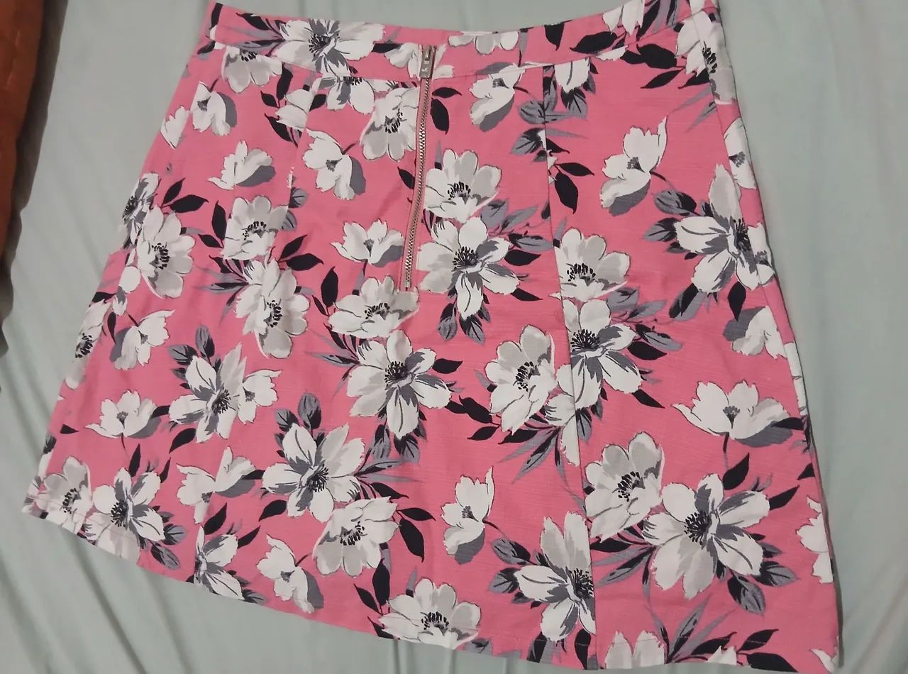 Saia Sakura Rosa Floral Hollister- Nunca usada - Foto 4