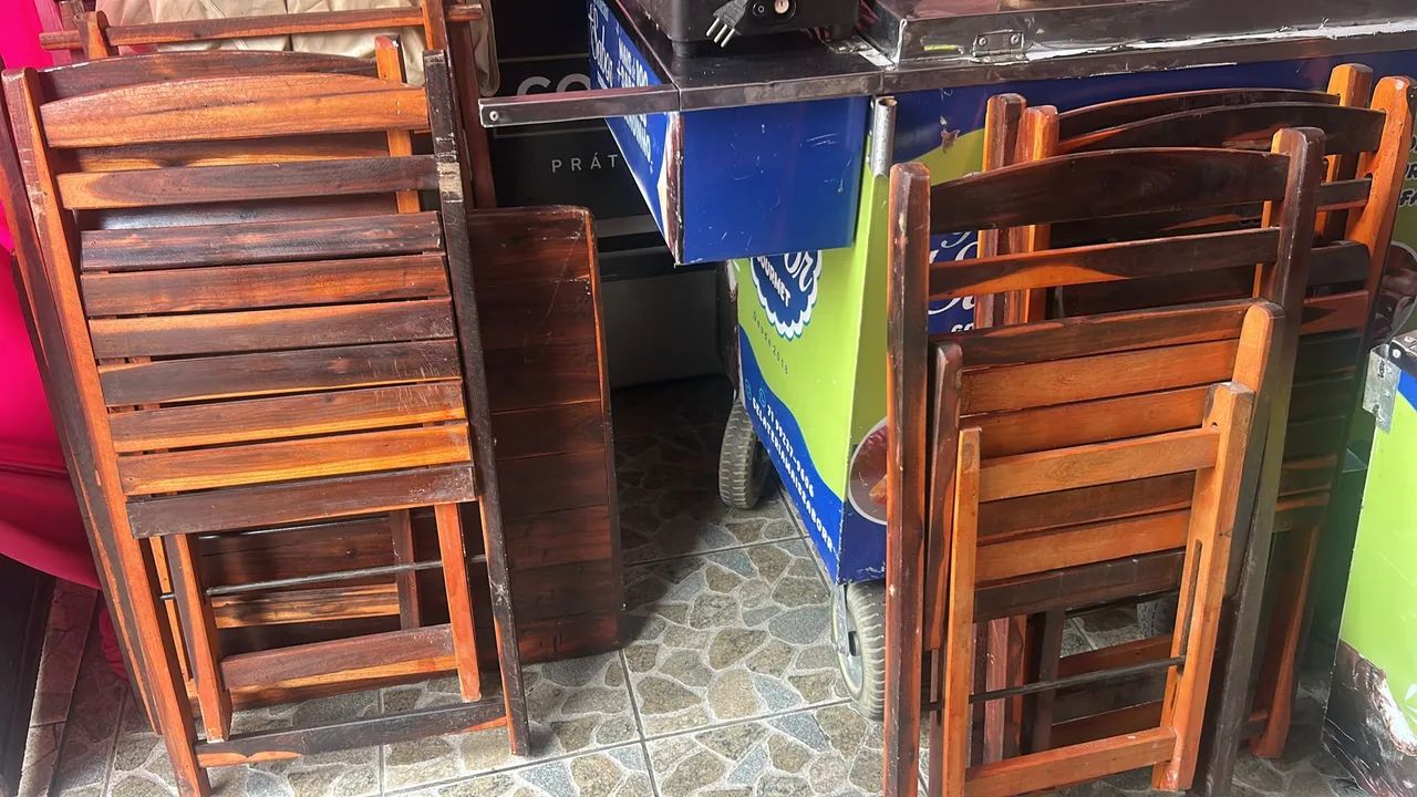 Mesa e cadeira de madeira 