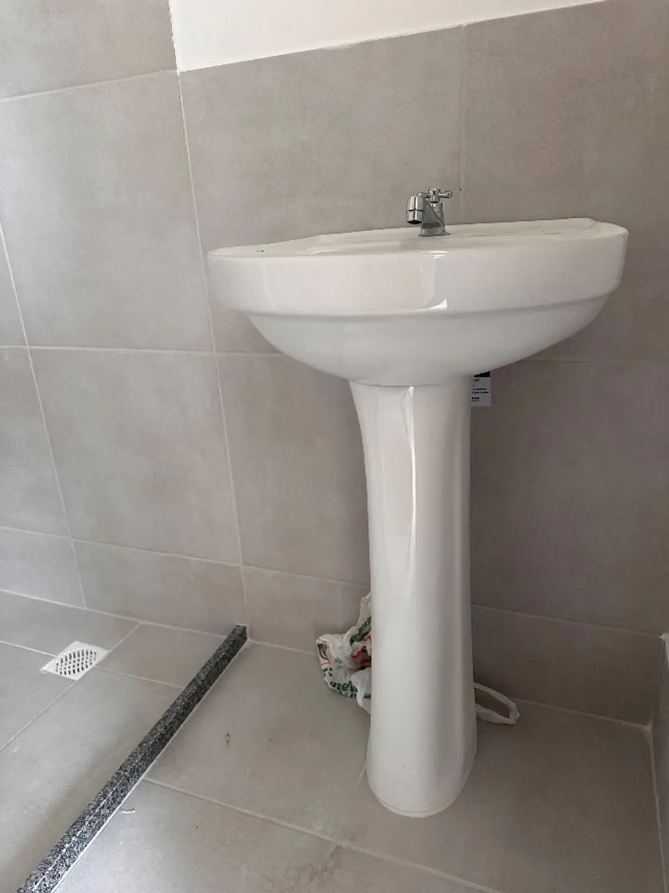 Pia completa em louça 