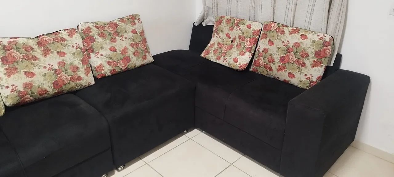 Vendo kit estofado 2/3 lugares com almofadas e puff