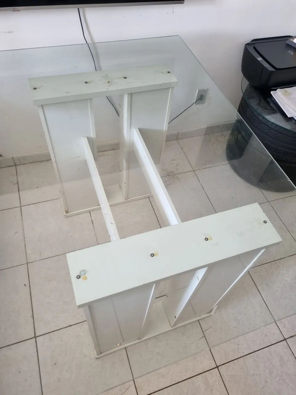 Mesa de jantar, com vidro incolor com a base branca - Foto 3