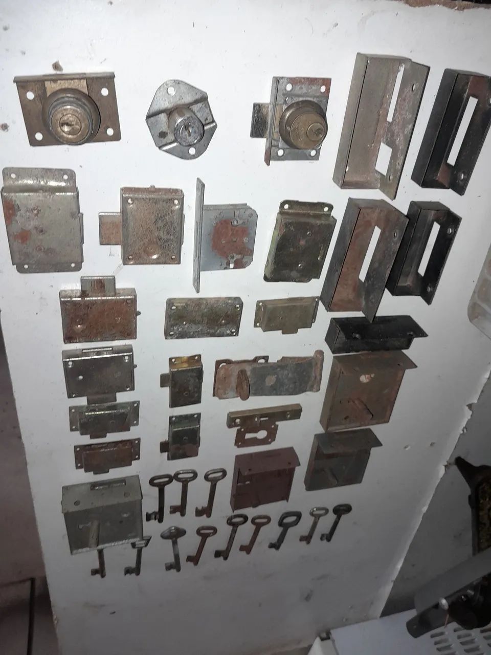 Lote com fechaduras e chaves antigas  - Foto 2