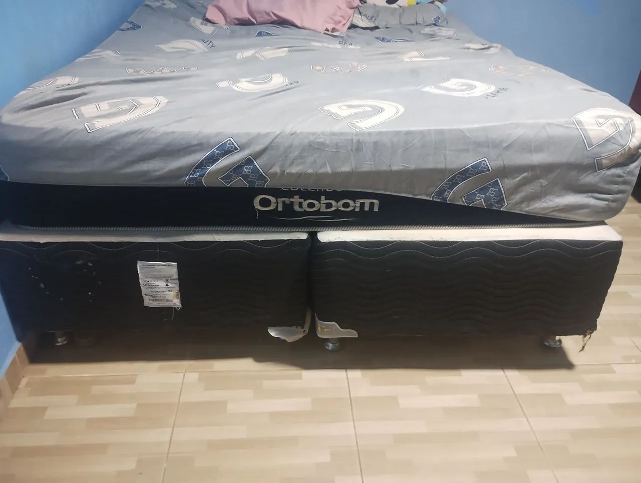 Vendo base de cama king com colchão  - Foto 4