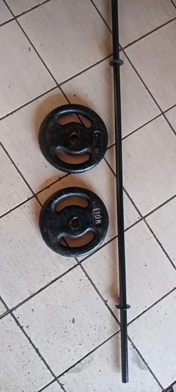 Barra com duas anilhas de 10 kilos 