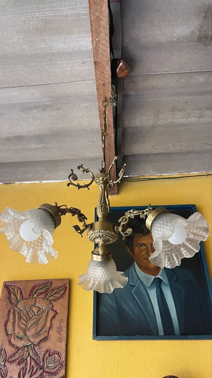 Lindo lustre em bronze três lâmpadas