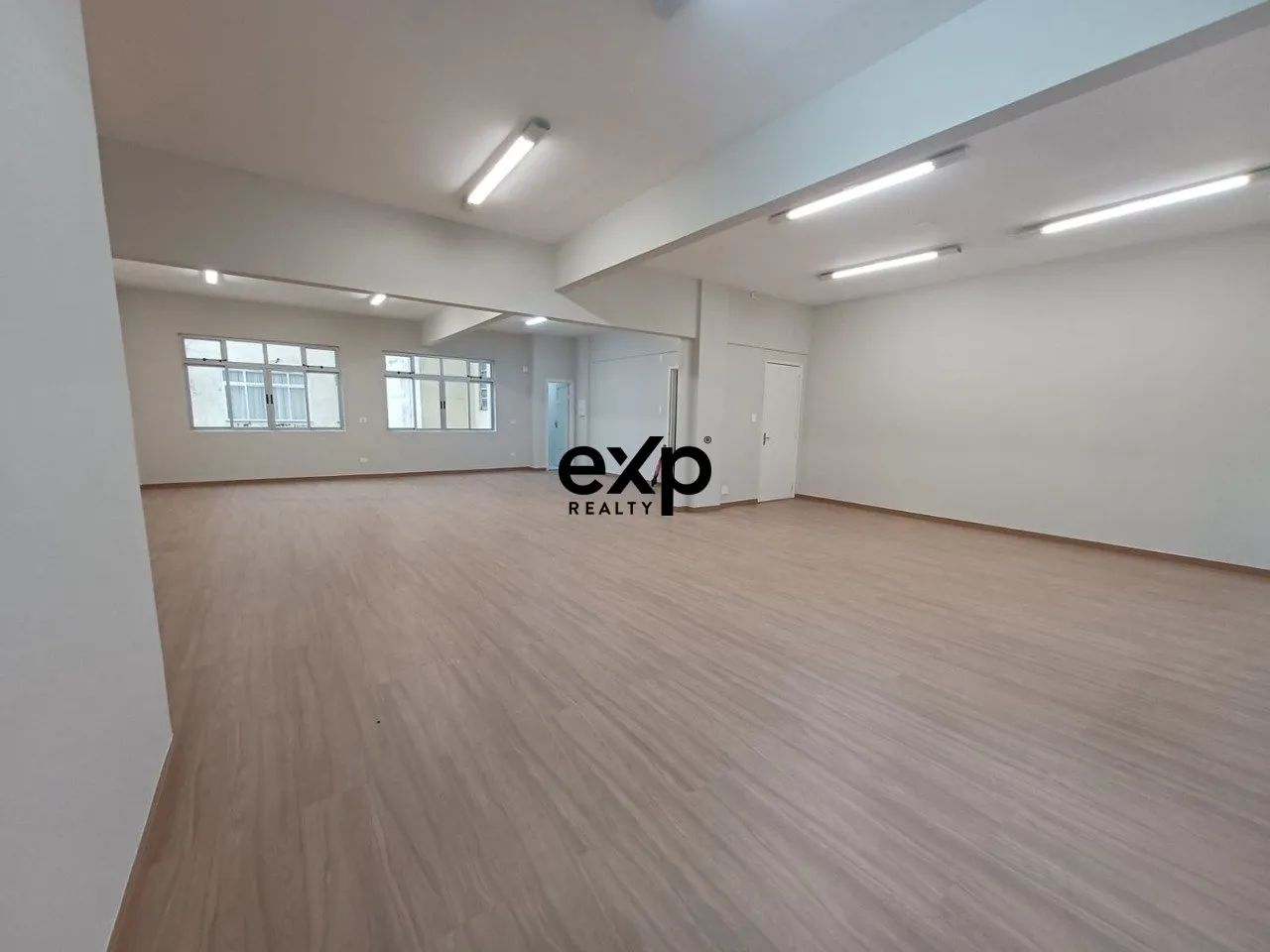 Duas Salas Comerciais Unificadas com 84,70 m² no Centro de Curitiba