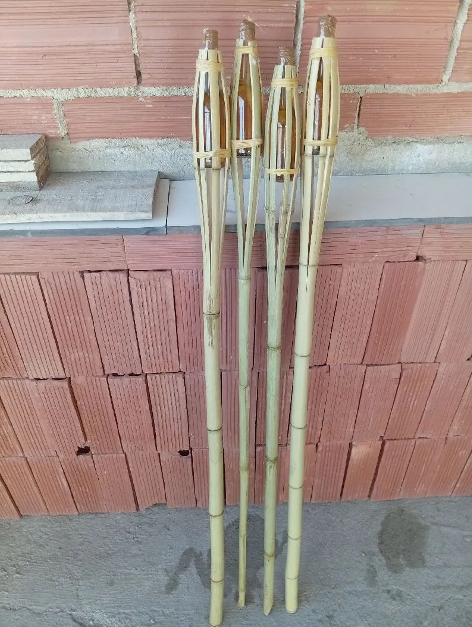 Tocha artesanal de bambu e garrafa já com óleo e pavio.