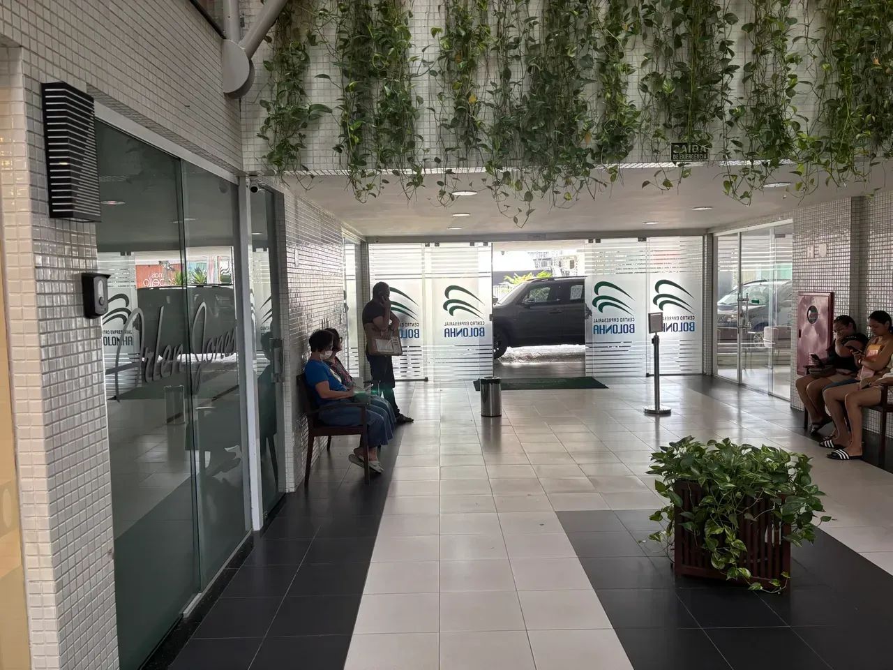 Alugo sala mobiliada com 64 Mt2 no térreo do centro empresarial Bolonha com 1 vg - Foto 2