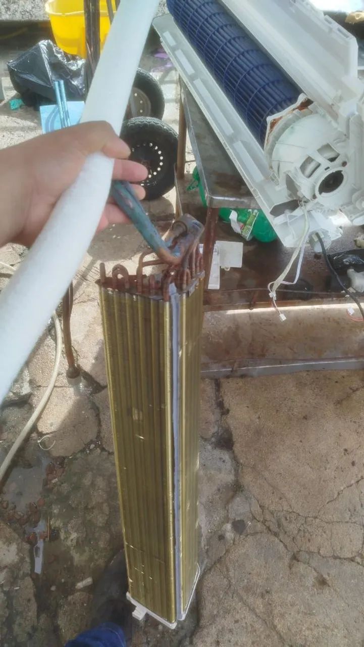 Manutenção em aparelho de ar-condicionado.