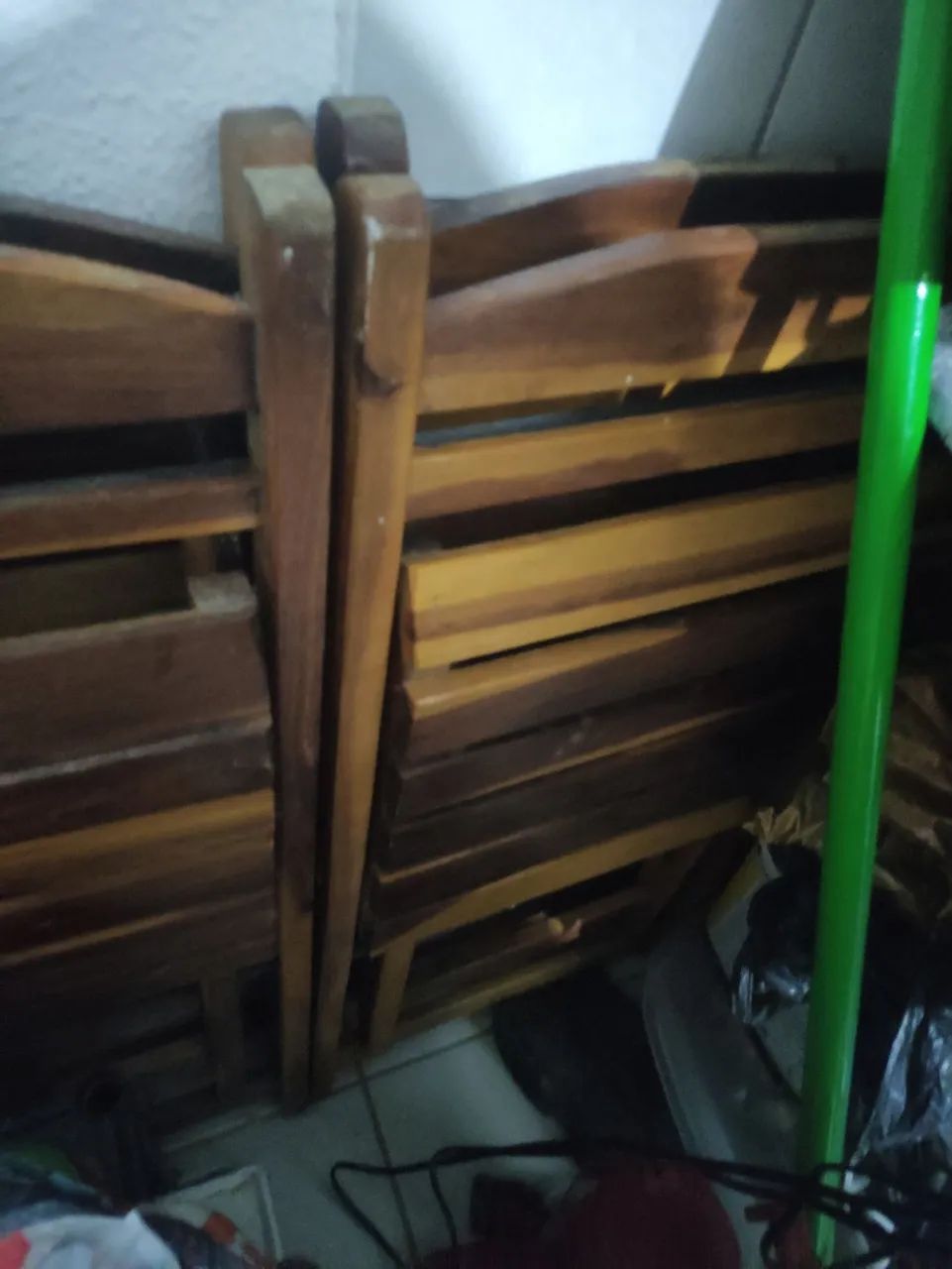 Vendo mesa e 4 cadeiras de madeira.  - Foto 3