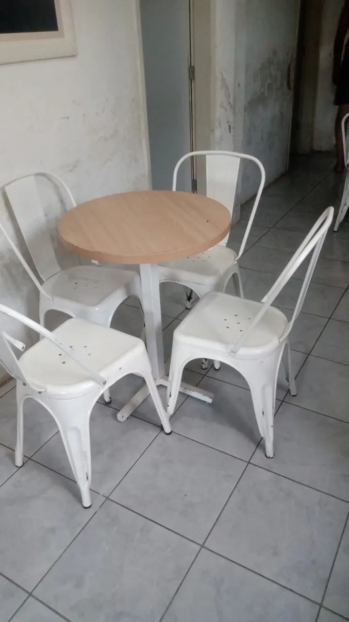 Conj de mesa com quatro cadeiras 