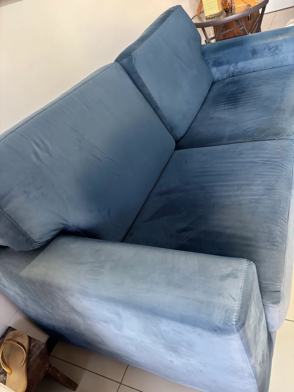 Vendo sofá 3 lugares em veludo  - Foto 3