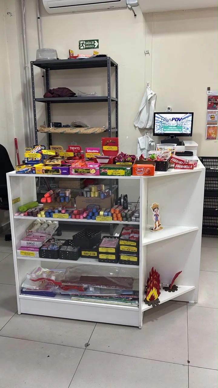Balcão  caixa com expositor 
