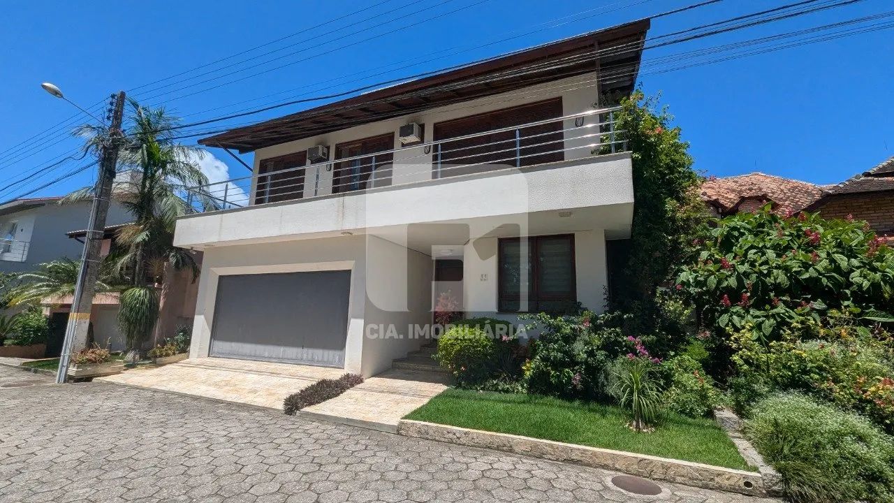 Casa de 4 dormitórios em Coqueiros
