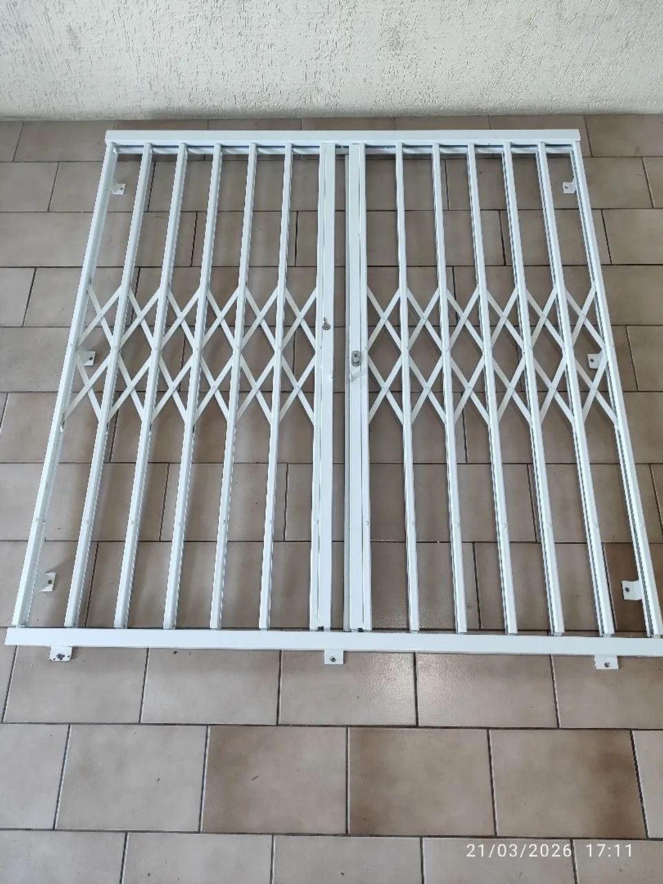 Expandable Pantographic Grille 1.50x1.58 m, White with Central Lock