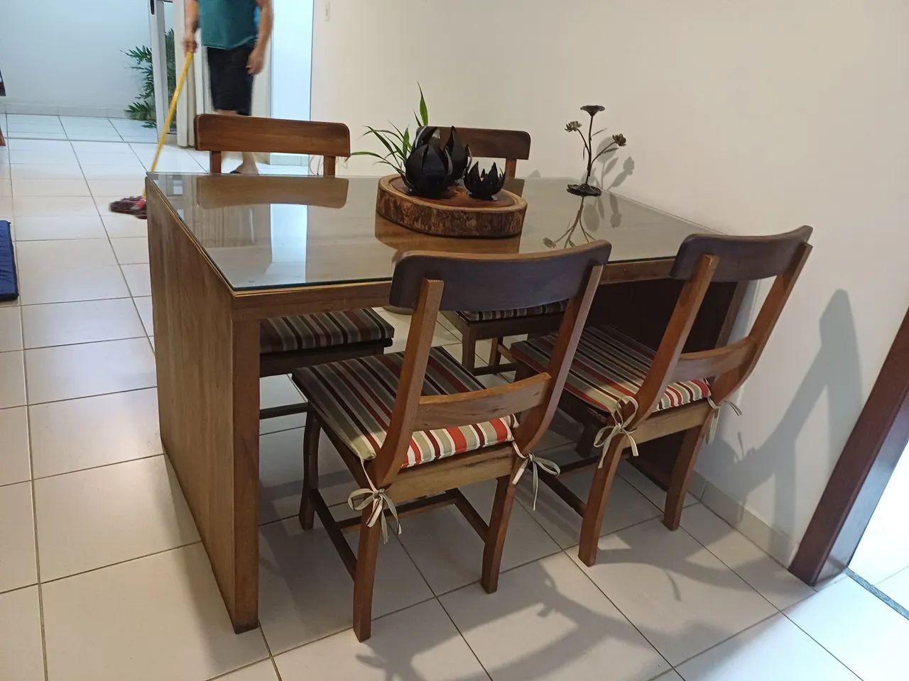 Mesa com c adeiras de demolicao - Foto 4