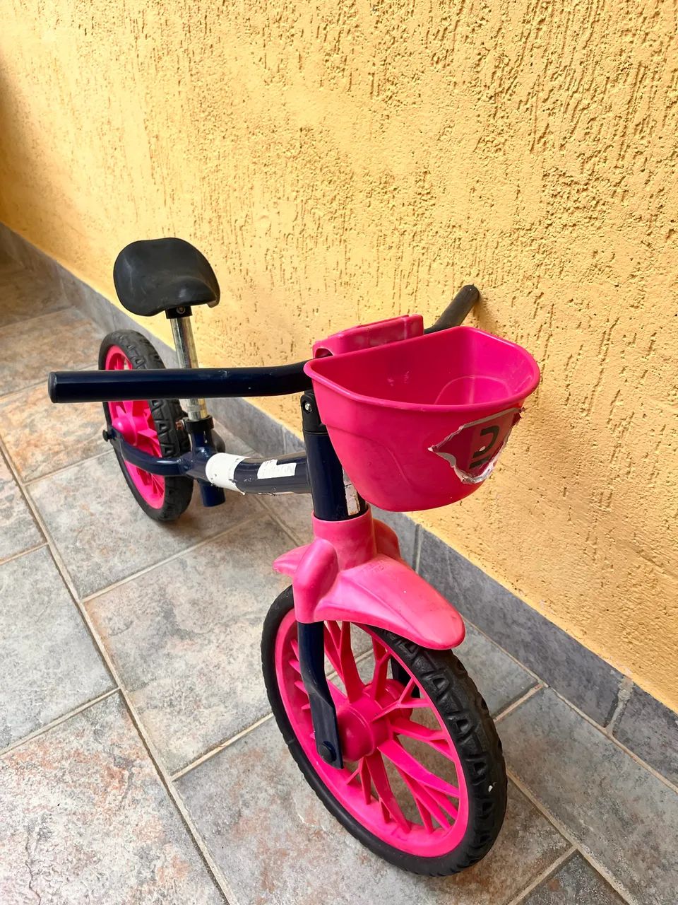 Bicicleta de Equilíbrio Infantil Sem Pedal com Cestinha - Foto 4