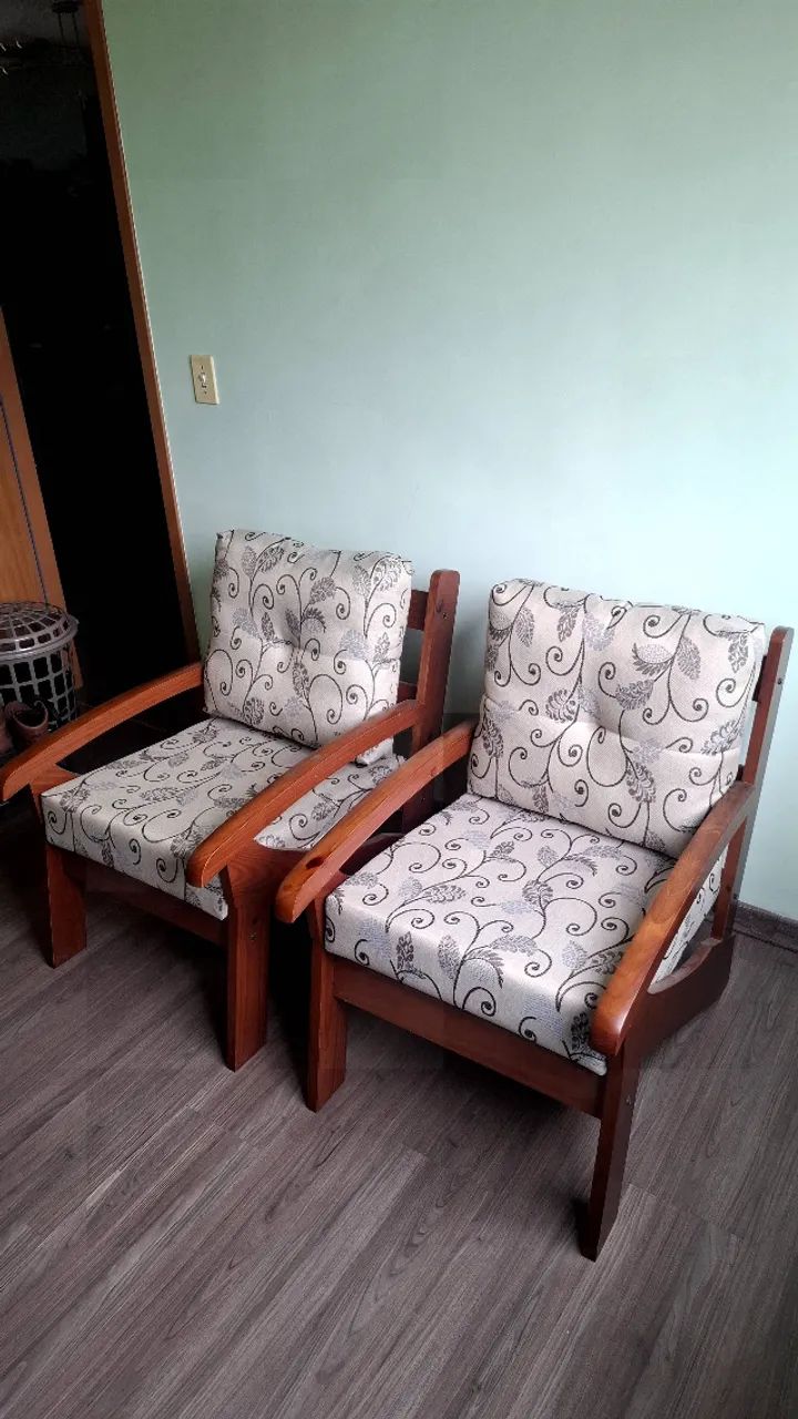 poltronas em madeira com almofadas