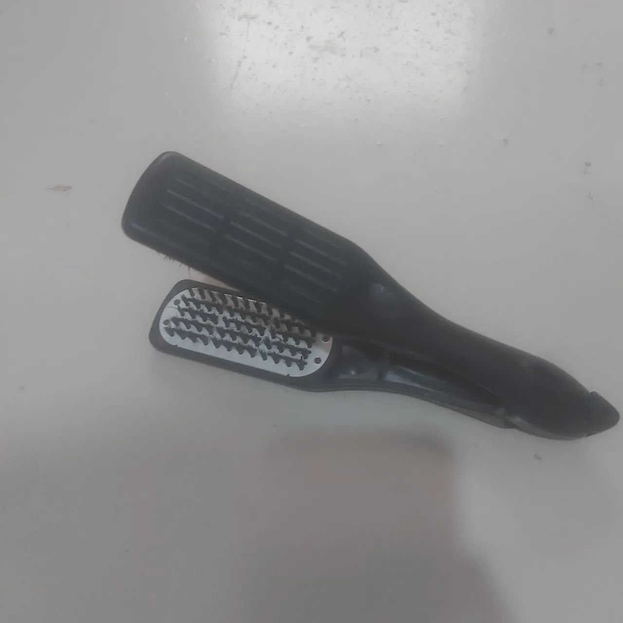 <br><br>Esta é uma escova alisadora termocerâmica da marca Denman, modelo D79