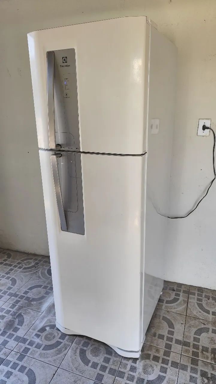 Vendo geladeira Electrolux Frost Free funcionando perfeitamente faço entrega  - Foto 3