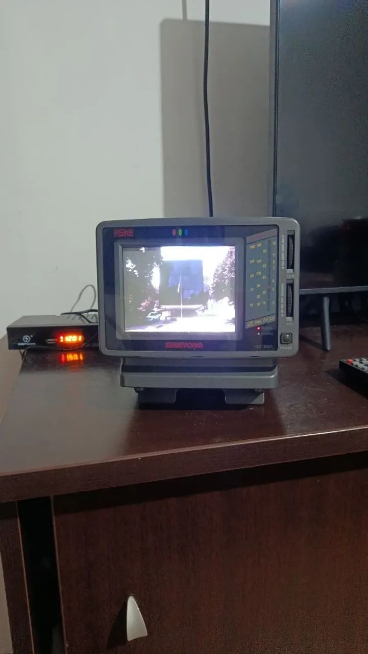 Tv  colorida e rádio 5 polegadas. Retrô toda funcionando. Muito top. 