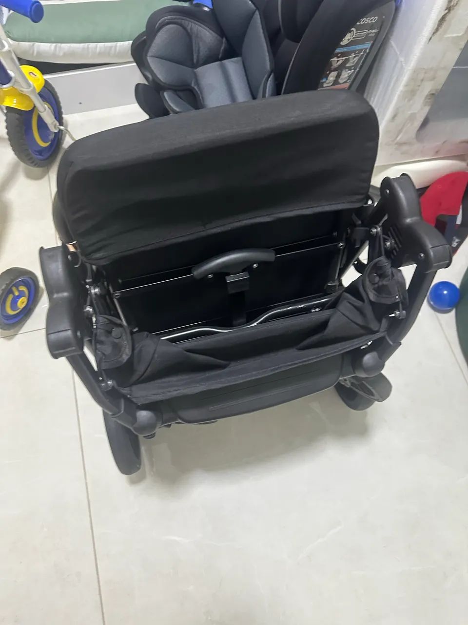  É do carrinho de bebê  em ótimo estado 