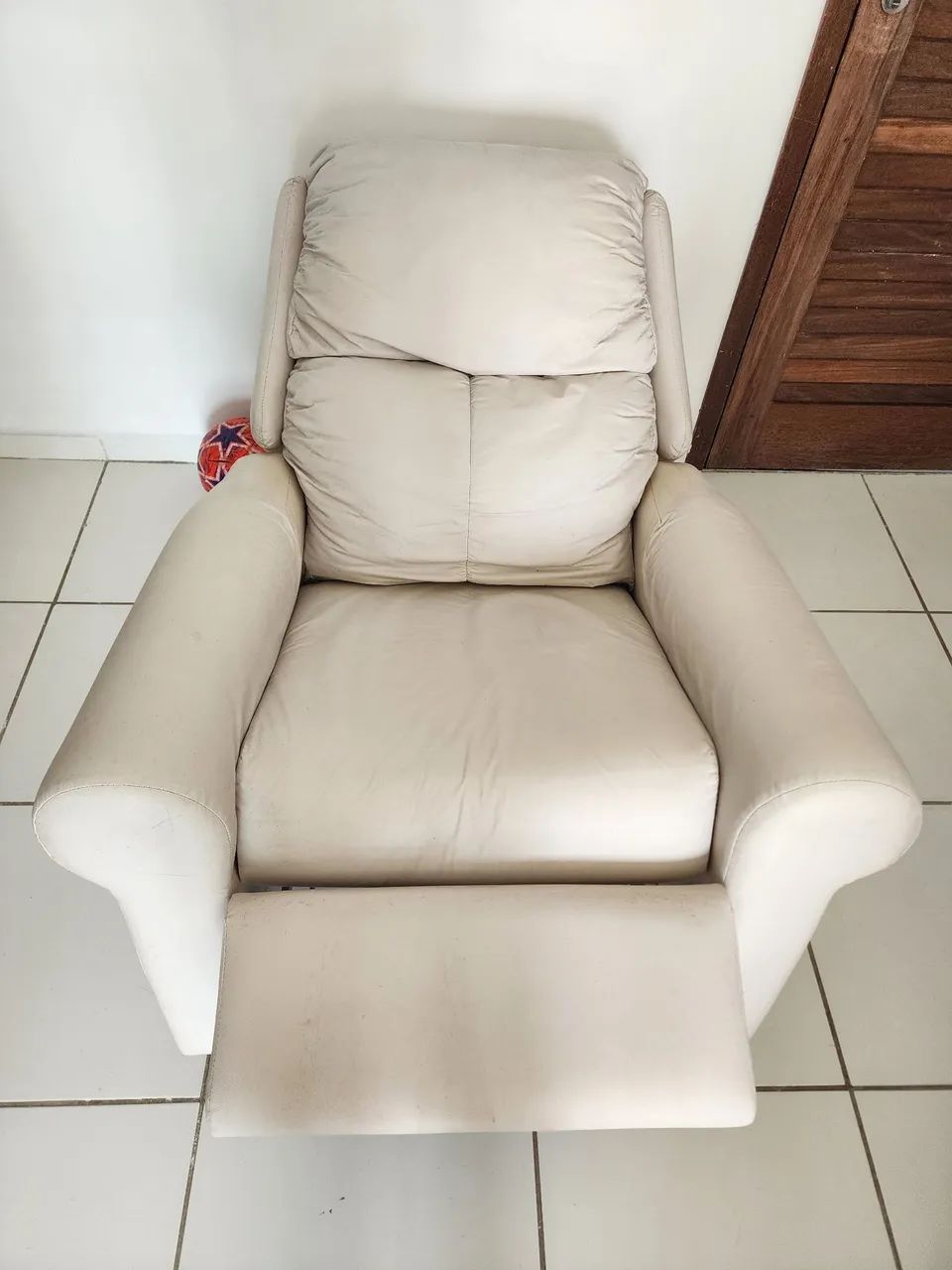 Cadeira de Amamentar em Excelente Estado de  Conservação com Balanço e elevação de  per - Foto 4