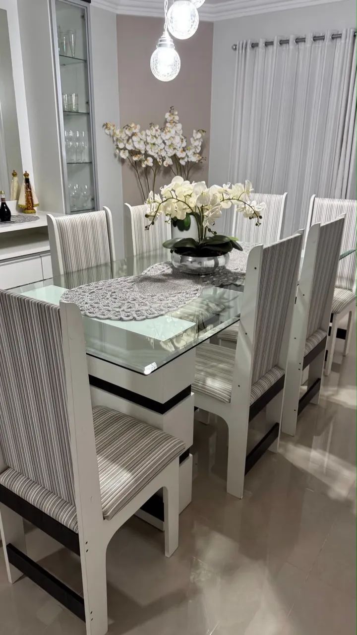 Mesa de jantar e cristaleira