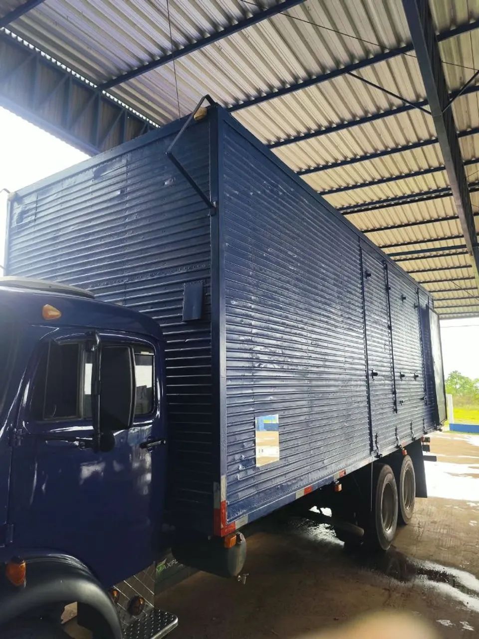 Vende-se baú de caminhão.