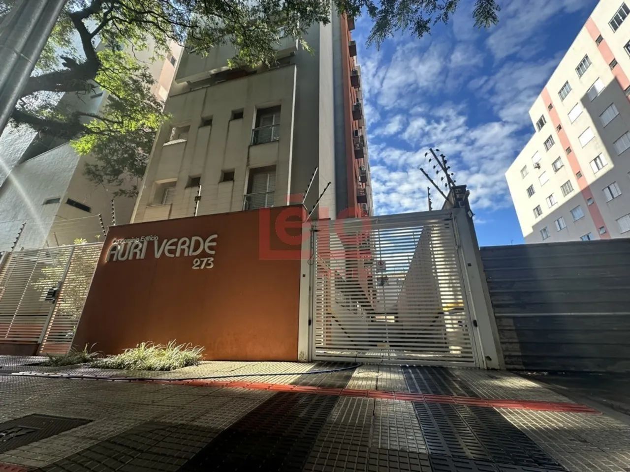 Kitnet para alugar na Zona 07 em Maringá, no Edifício Auri Verde, com garagem coberta
