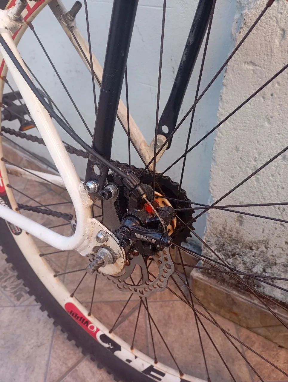 Bicicleta Monark branca aro 26, freio a disco - Foto 3