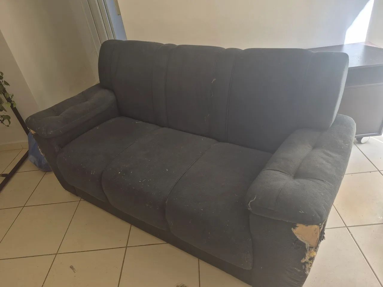 Sofá 3 lugares usado e com marcas (DOAÇÃO) - Foto 5