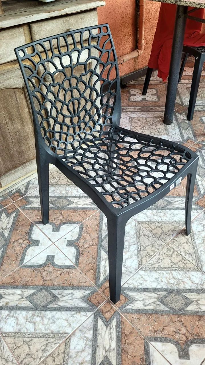 CADEIRAS PRETAS COM DESIGN VAZADO - Foto 2