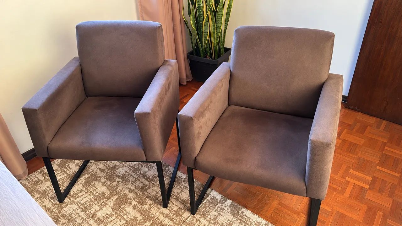 Jogo com 2 Poltronas Estofadas - Estrutura em Metal - R$ 200