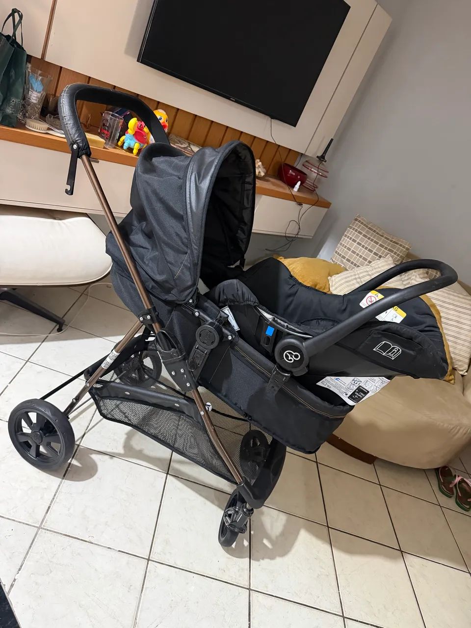 Vendo carrinho Moisés com bebê conforto 800,00