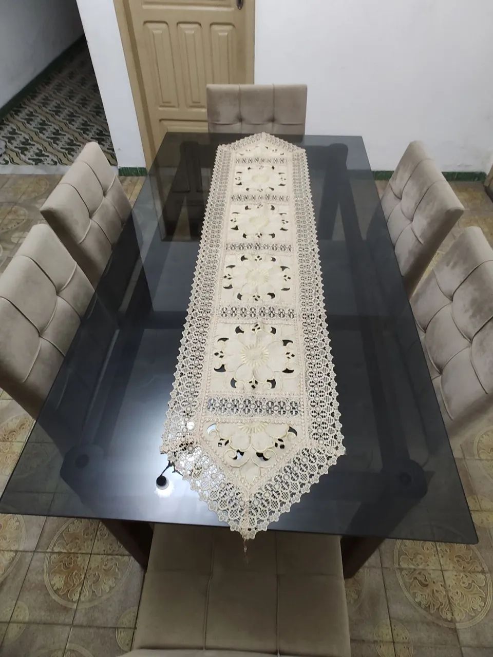Mesa com seis cadeiras. Toda confeccionada em madeira legítima  - Foto 2