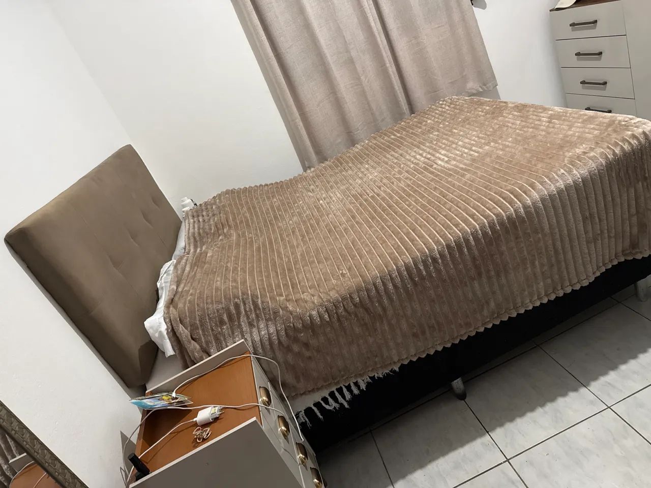 Cama casal King em perfeito estado com colchão 