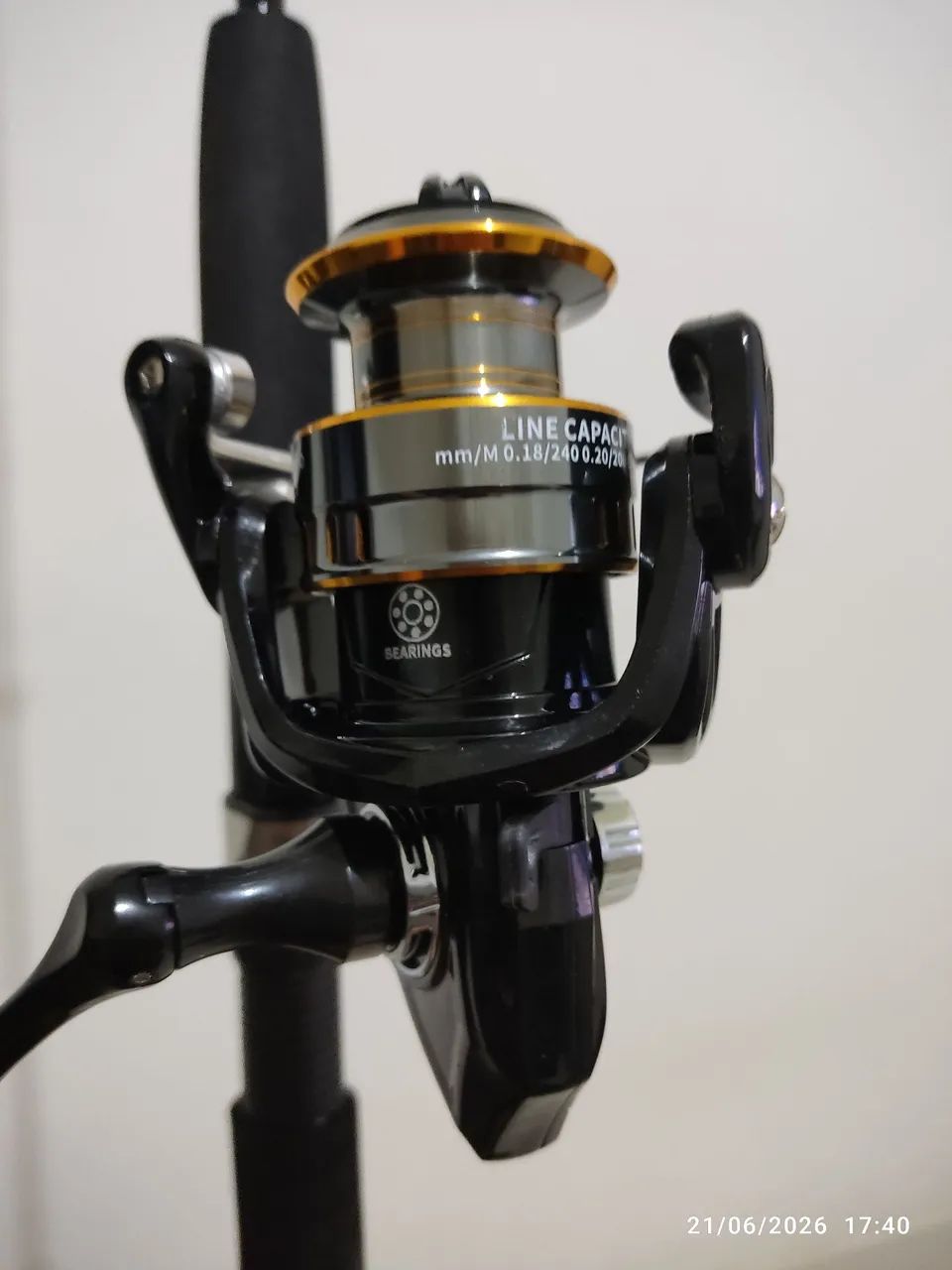 Vara de pesca com molinete novo  - Foto 5