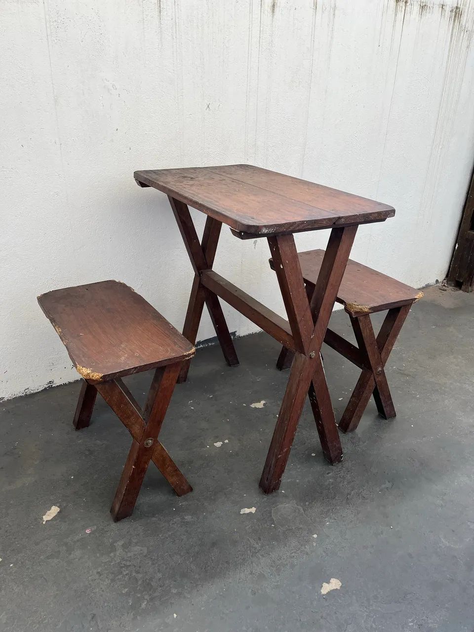 Mesa de madeira com bancos 
