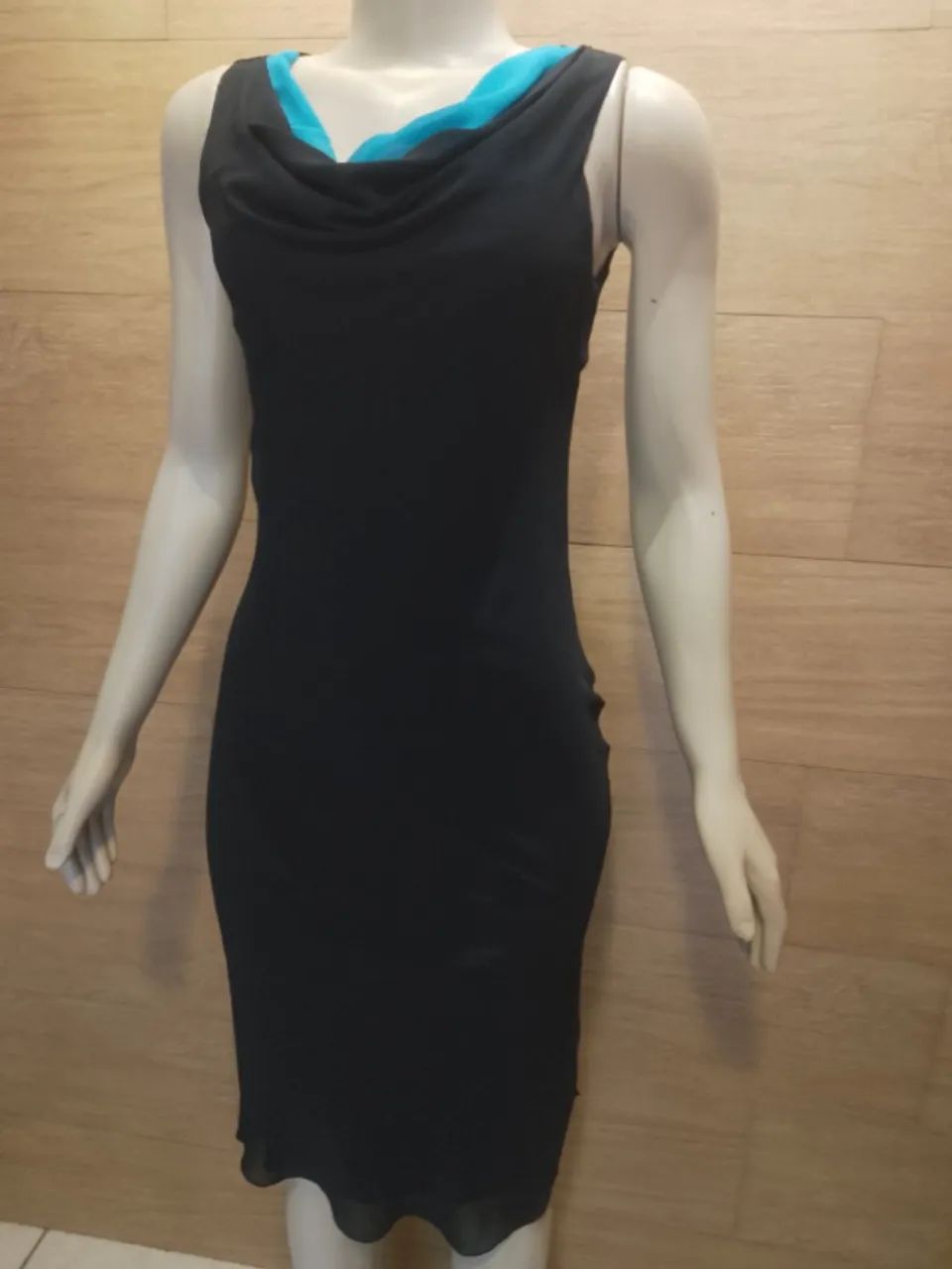 Vestido midi preto com detalhe turquesa charmosíssimo - Foto 2