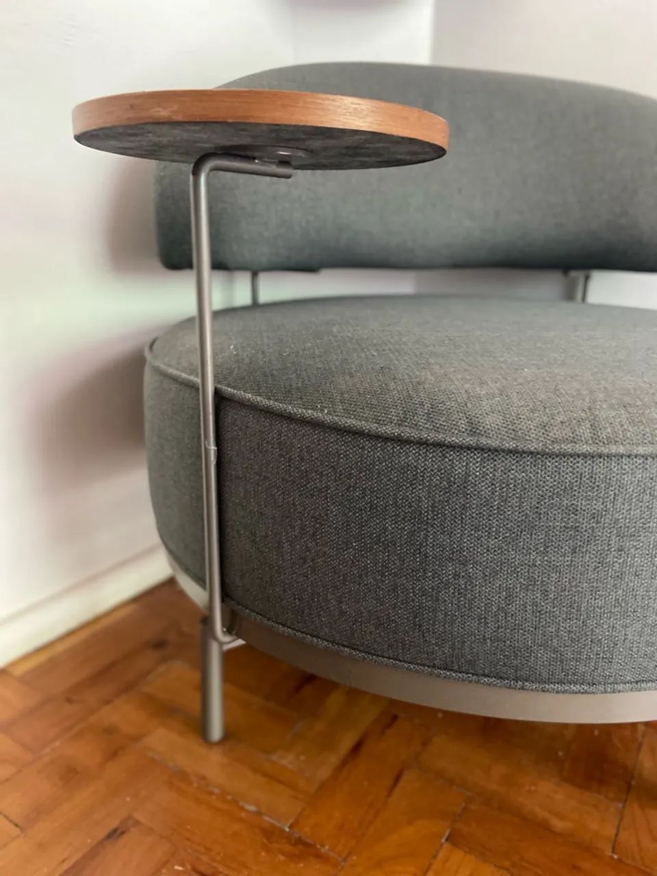 Poltrona Giratória com mesa de apoio - Foto 2