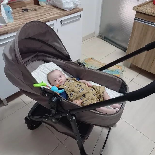 Carrinho de  bebê com bebê  conforto 
