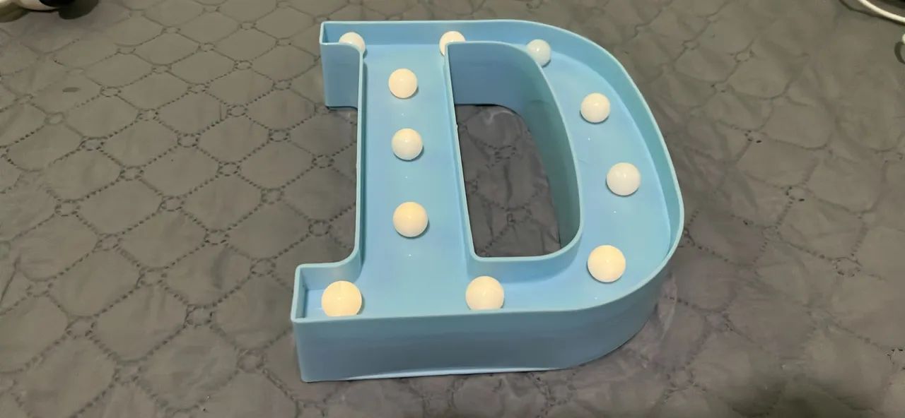 Luminária de Mesa / Parede Letra "D" em LED (Azul Claro) - Foto 2
