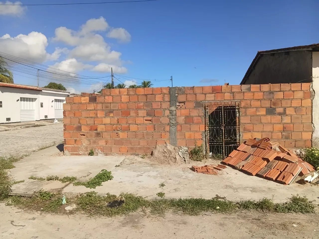 Vende-se terreno 7x12 de fácil acesso. Falar com Marcos 79- *