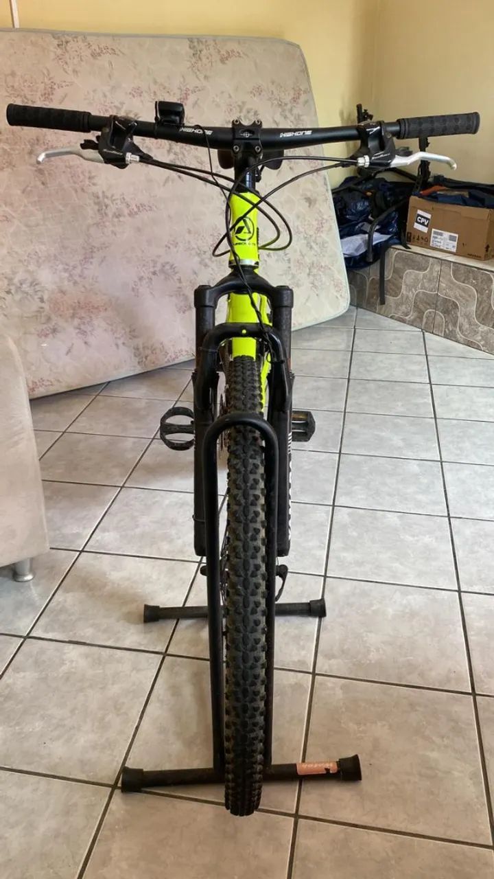 Vendo Bicicleta com acessórios - Foto 4