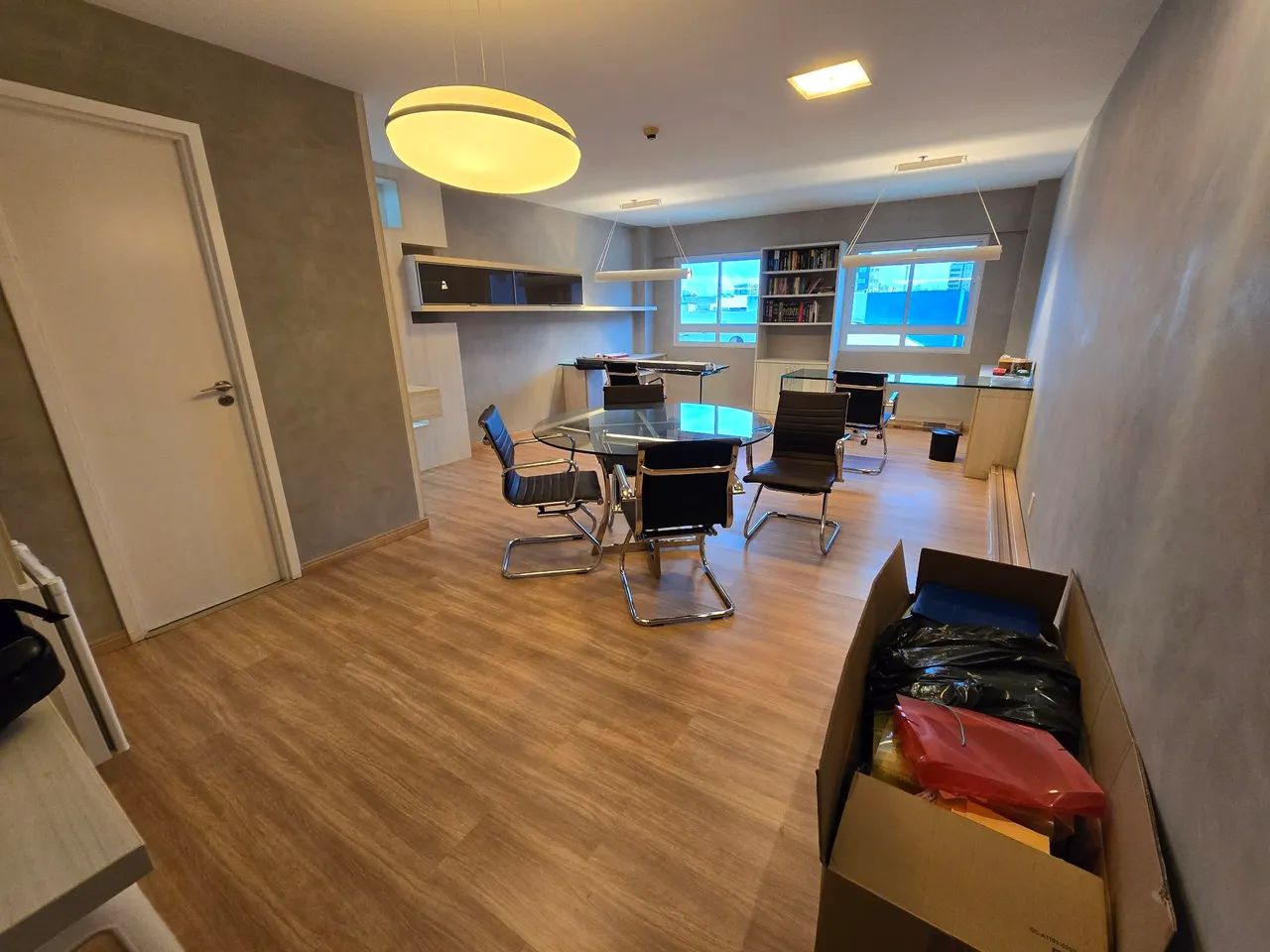 Aligo Sala Comercial com mobilia