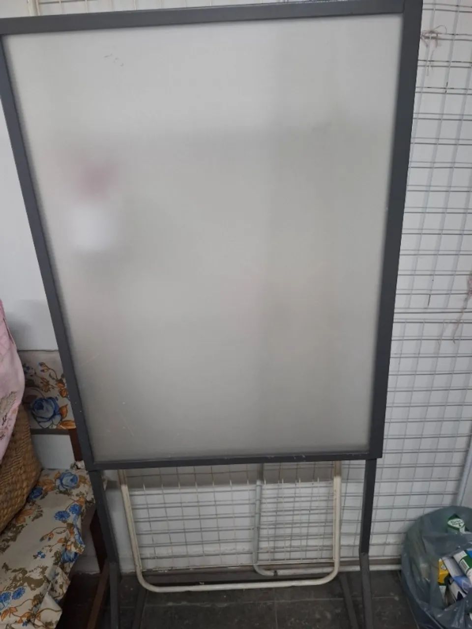 Display de chão com estrutura metálica 