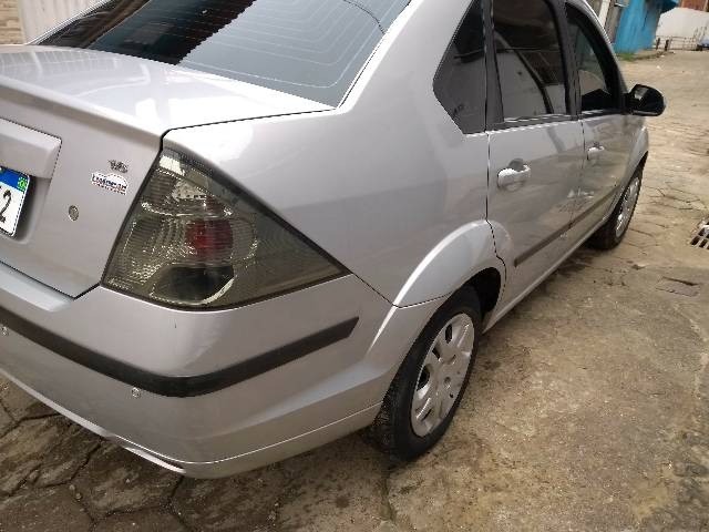 VENDO FORD FISTA SEDAN 1.6 ACEITO MOTO